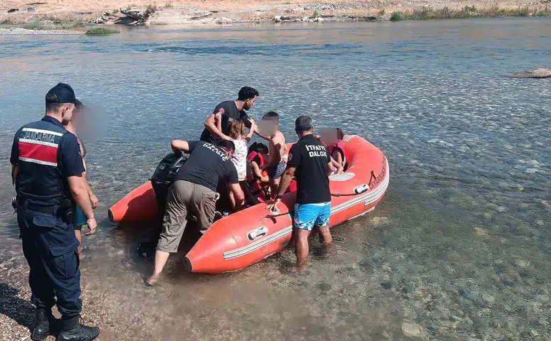 Eğil'de nehir kenarında piknik keyfi tehlikeli anlara dönüştü 10 kişi botla kurtarıldı