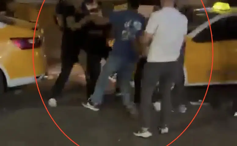 Diyarbakır Yenişehir'de gece yarısı kavga Cadde ortasında tekmeli yumruklu arbede