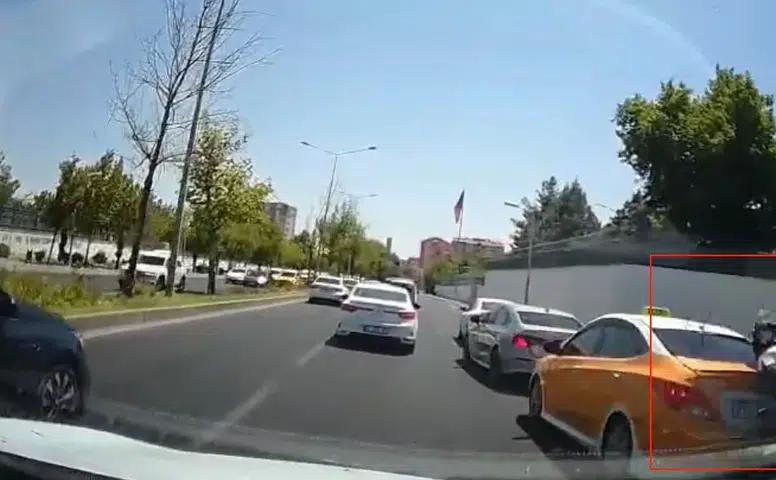 Diyarbakır Elazığ Bulvarı'nda trafik kazası Motosiklet otomobile çarptı