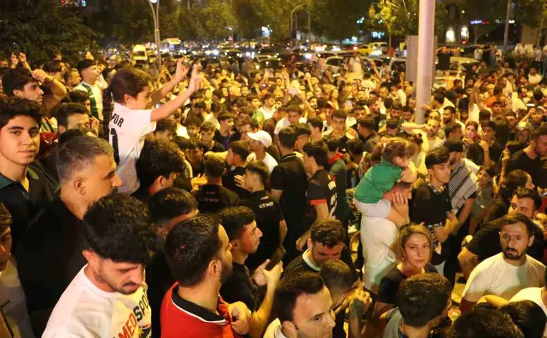 Amedspor'da Avrupa hedefi için dev imza töreni Kayapınar'da gövde gösterisi yapıldı