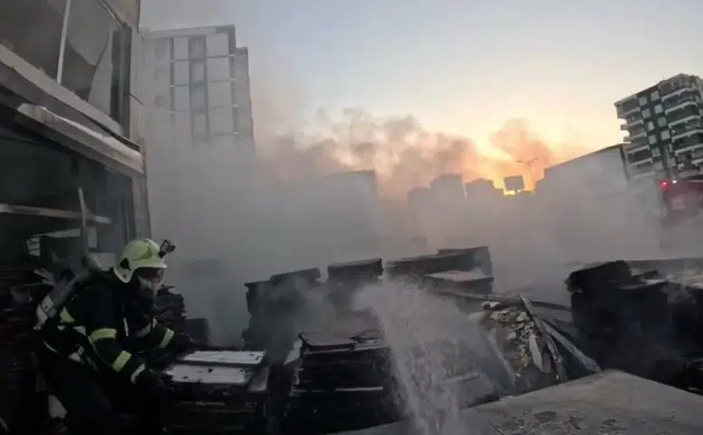 Bağlar'da iş yeri yangınına müdahale anı İtfaiye erinin kask kamerası saniye saniye kaydetti