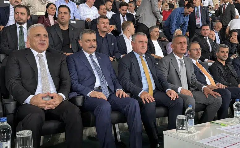 Amedspor'un tarihi Süper Lig maçı protokolün yakın markajında Bakanlar stadyumdaydı