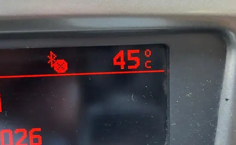 Diyarbakır'da kavurucu sıcaklar yaşamı durdurdu Araç içi termometreler 45 dereceyi gördü