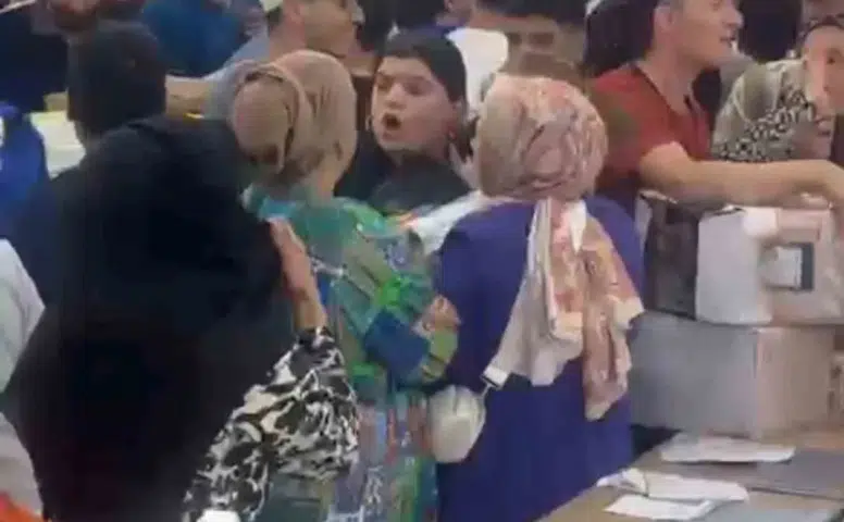 Diyarbakır'da büyük indirim fırsatını kaçırmak istemeyen vatandaşlar mağazayı birbirine kattı