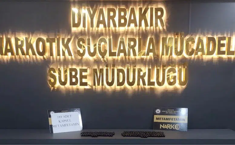 Diyarbakır Narkotik ekiplerinden zehir tacirlerine operasyon 188 kapsül metamfetamin çıktı
