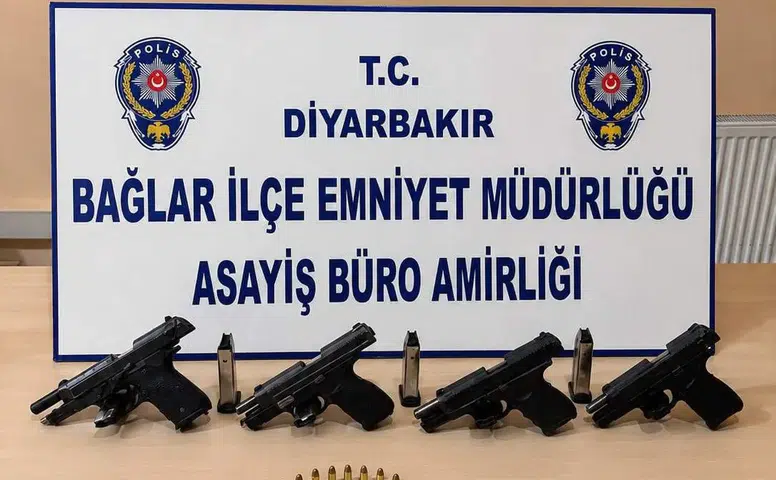 Bağlar'da silahlı kavga ihbarına giden polis, 6 şüpheliyi mühimmatlarıyla yakaladı