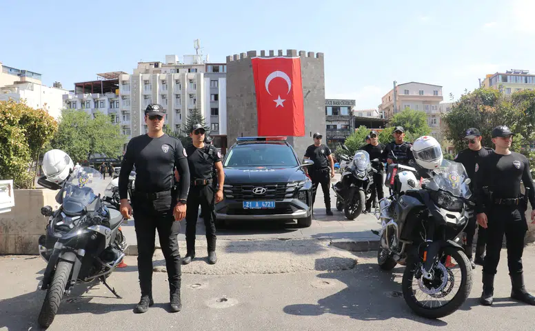 Diyarbakır'da motosikletli polis timleri sokaklara güven getirdi 7 ayda 529 silah toplandı
