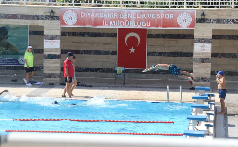 Diyarbakır'da 15 havuzda ücretsiz yüzme seferberliği 35 bin kişiye eğitim verildi