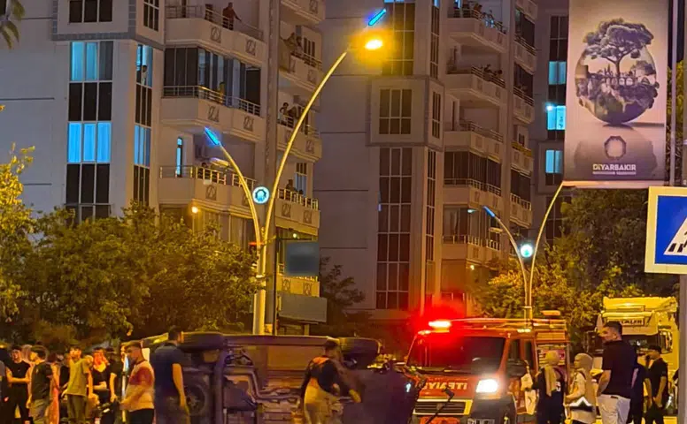 Bağlar'da akşam saatlerinde çarpışma 3 yaralı hastaneye kaldırıldı