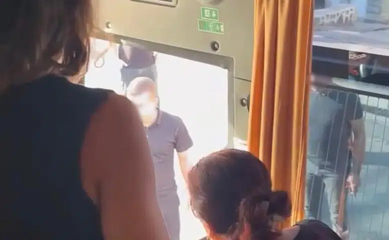 Diyarbakır Yenişehir'de sağlık personelini taşıyan servise dehşet dolu saldırı anı