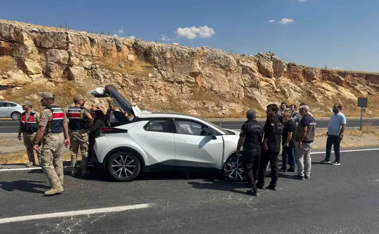 Diyarbakır Ergani yolunda feci kaza: Otomobil ve traktör çarpıştı, 4 kişi yaralandı