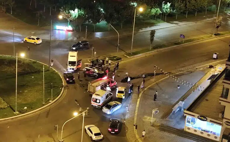 Diyarbakır Kayapınar'da trafik kazası: Hızla kavşağa giren araç kaldırıma çarptı