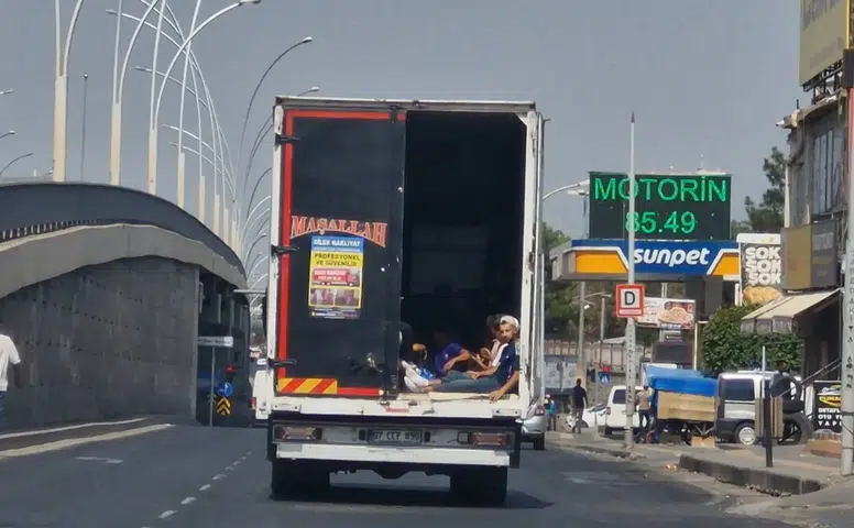 Diyarbakır trafiğinde yürekleri ağza getiren görüntü: Kamyonet kasasında tehlikeli yolculuk