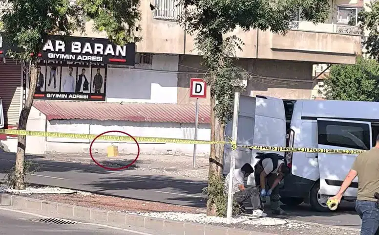 Diyarbakır Bağlar'da cadde kenarındaki paket paniği: İçinden çöpler çıktı