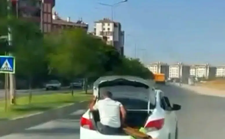 Diyarbakır trafiğinde yürekleri ağza getiren görüntüler: Bagajda tehlikeli yolculuk