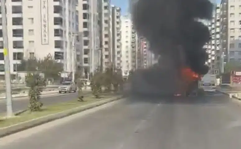 Diyarbakır'da belediye otobüsü seyir halindeyken alev topuna döndü: Yolcular tahliye