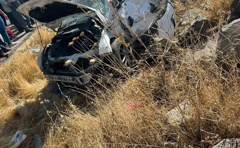 Diyarbakır Sur ilçesinde tır ile otomobil çarpıştı: 7 kişi yaralandı