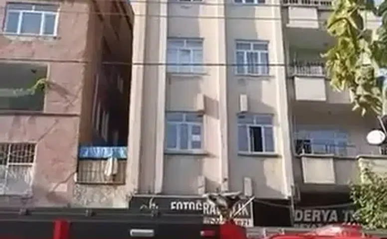 Diyarbakır Bağlar'da 7 katlı apartmanda korkutan yangın: Ev kullanılamaz hale geldi