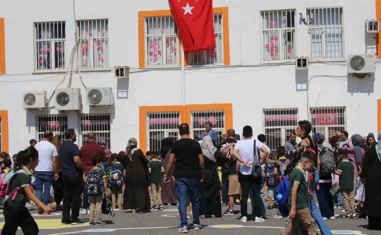 Diyarbakır'da ders zili çaldı: Minik öğrencilerin okul heyecanı görülmeye değerdi