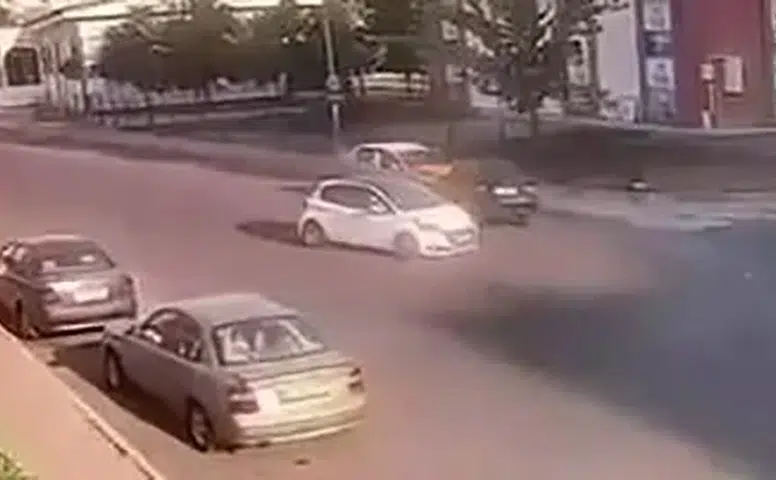 Diyarbakır Kayapınar'da trafik kazası kamerada: Park halindeki taksiye çarptı