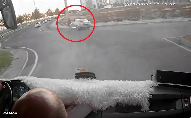 Diyarbakır Bağlar'da kaldırımda yürüyen anne ve iki çocuğuna otomobil çarptı: 3 yaralı