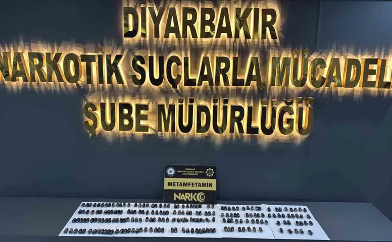 Diyarbakır'da mide operasyonu: Yutarak getirdikleri 1420 gram metamfetaminle yakalandılar