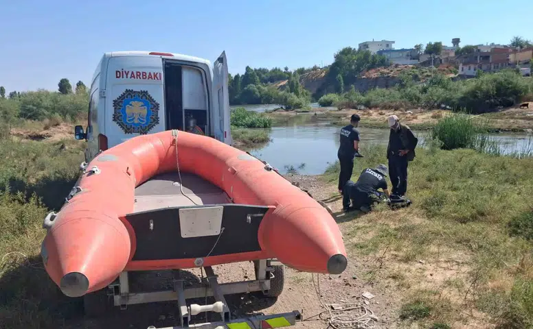 Diyarbakır Sur'da Dicle Nehri'nde mahsur kalan 52 küçükbaş hayvan kurtarıldı