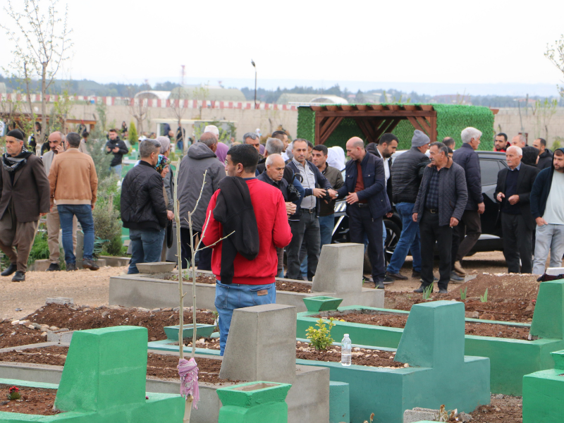 Depremde Yakınlarını Kaybedenler Anılarını Yaşatıyor (2)