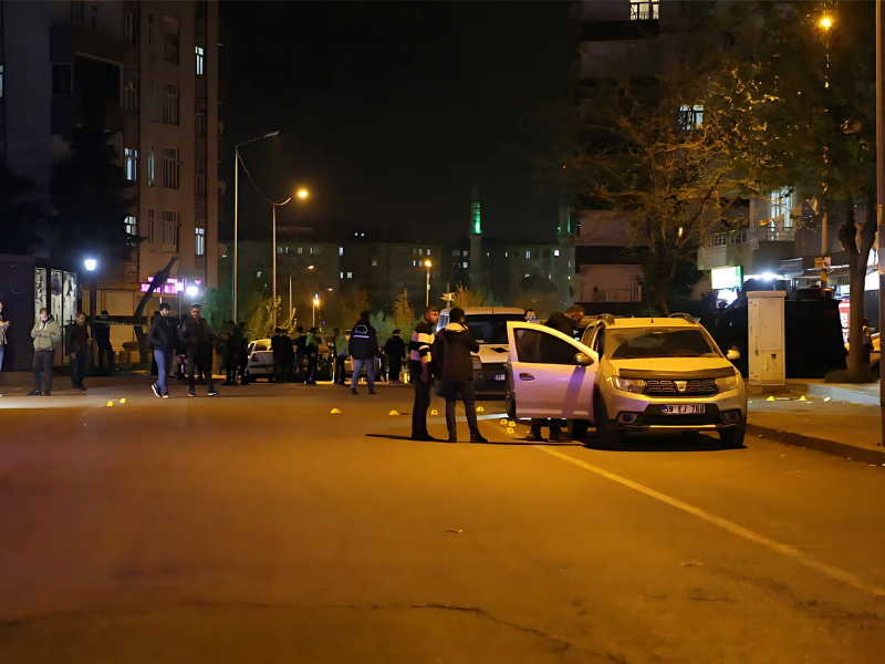 Silahlar Patladı 1 Ölü, 10 Yaralı