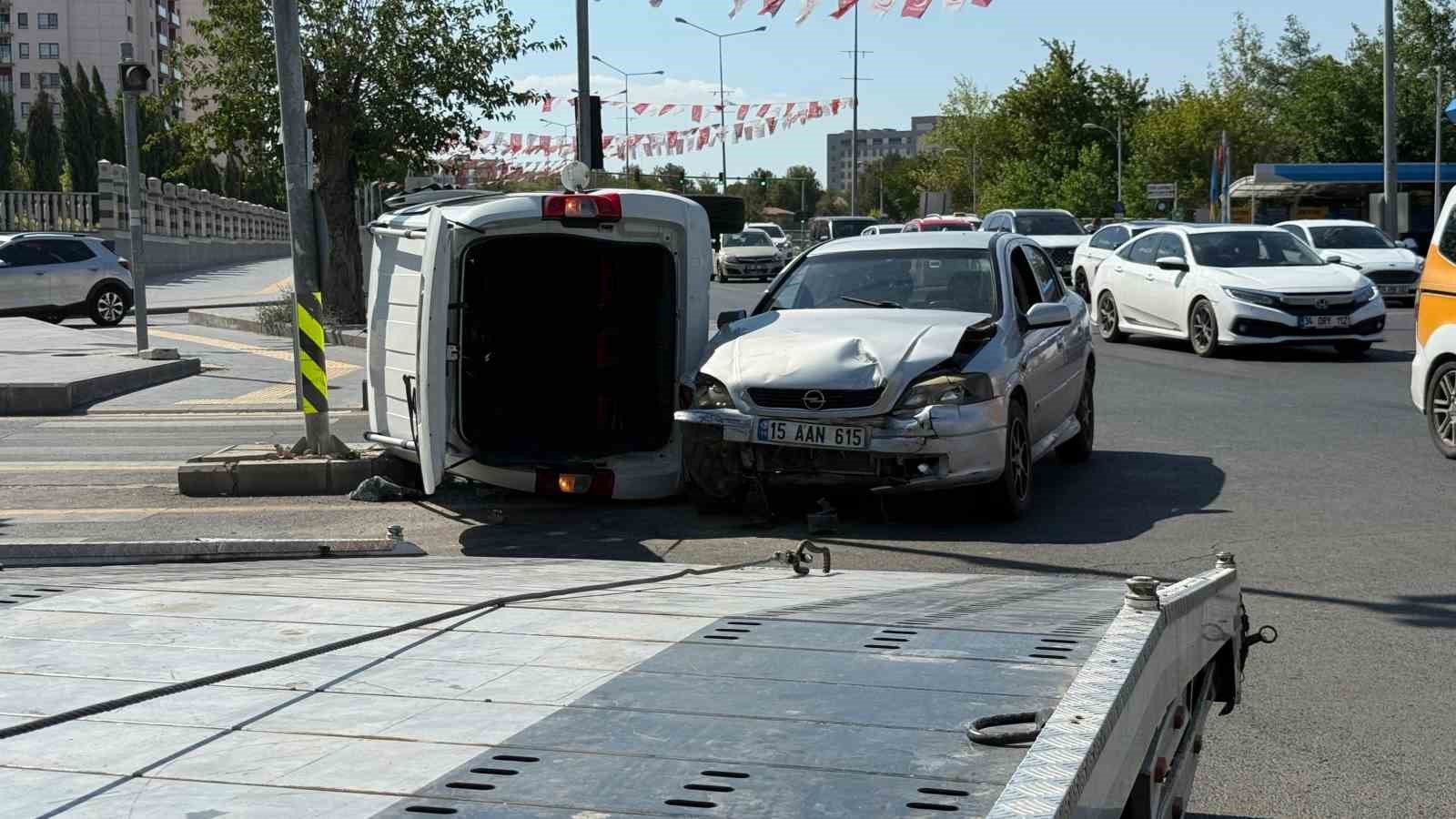 Diyarbakır Yenişehir’de trafik kazası: 2 yaralı 1