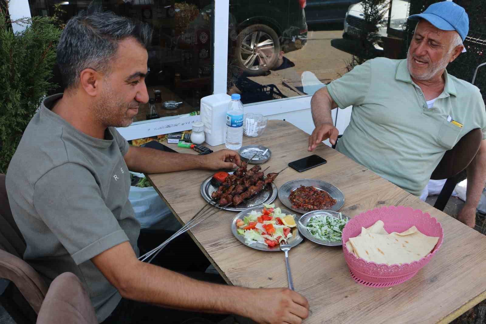 Diyarbakır’da ciğer ustaları sıcağa meydan okuyor 1
