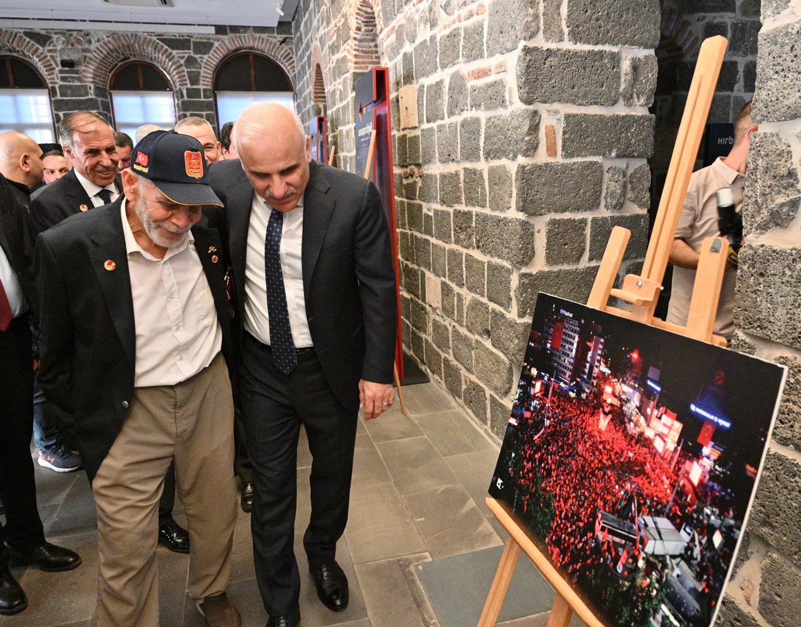 Diyarbakır’da 15 Temmuz “Demokrasi ve Millî İrade” fotoğraf sergisi açıldı 1