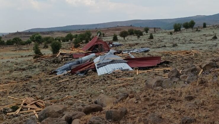 Diyarbakır’da fırtına okul çatısını uçurdu 1