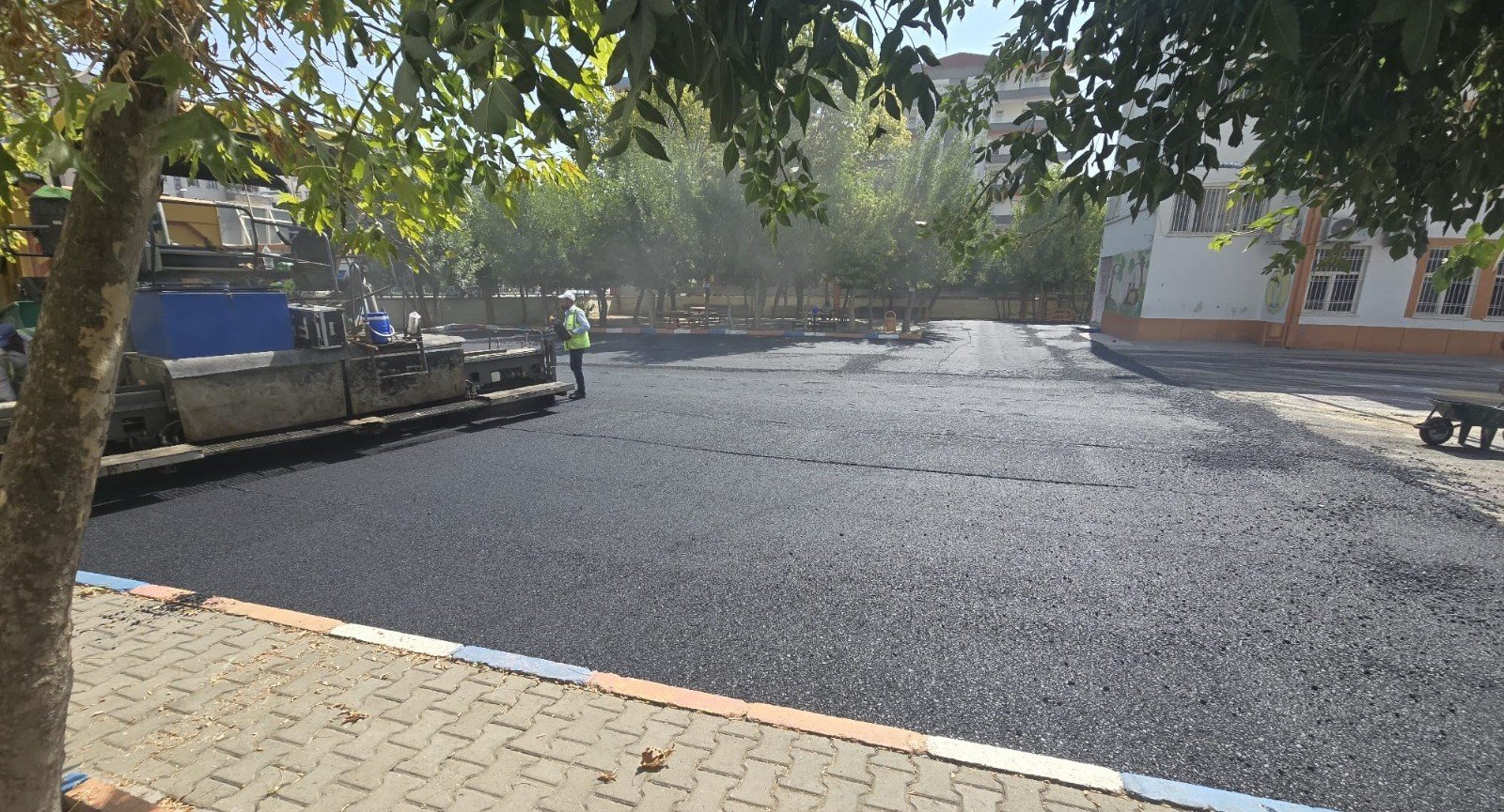 Cami yolları ve okul bahçelerine asfalt desteği 1