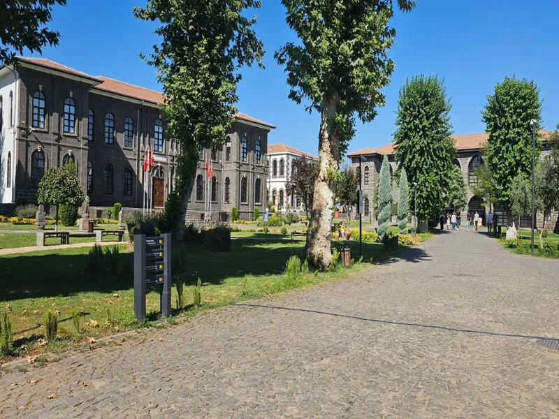 Diyarbakır’da 550 yıllık dilek kuyusu taşı sergileniyor-2