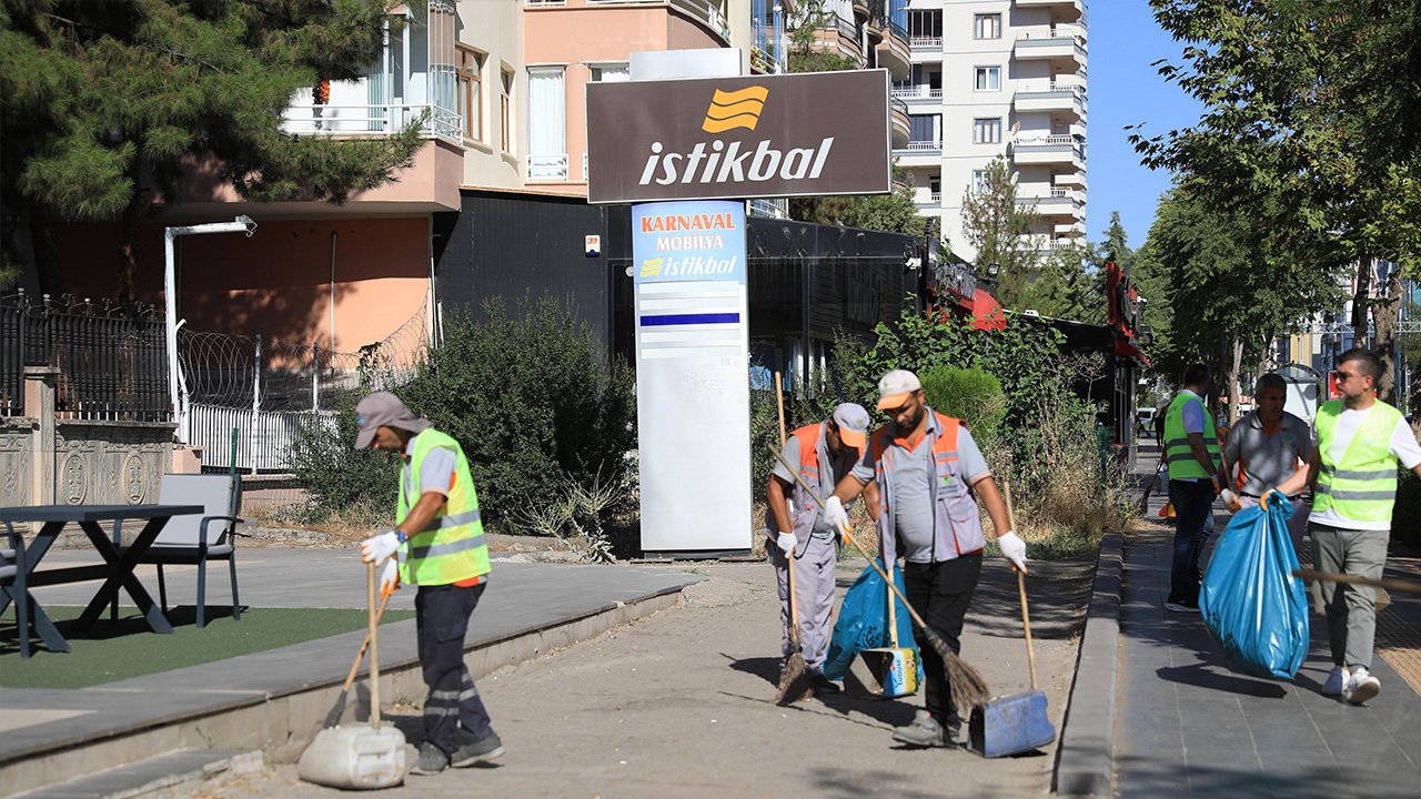 Eşbaşkanlar temizlik için sahada-2