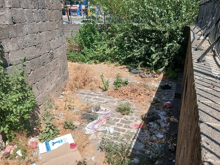 Diyarbakır’ın tarihi Dağ Kapı Burcu çöplerle kuşatıldı 1