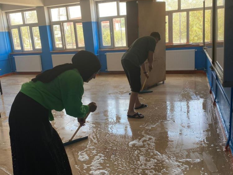 Öğretmenler Ve Personel Bir Araya Gelerek