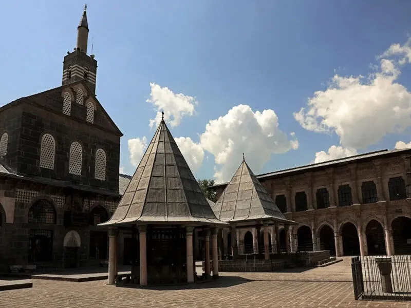 Efsanenin Doğuşu “Yılan Caminin Bekçisi”