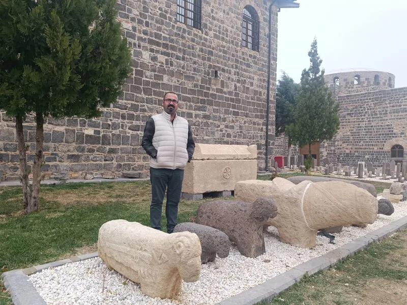 90 Yıllık Sır Çözüldü Aile Dedelerinin Mezar Taşını Diyarbakır’da Buldu2