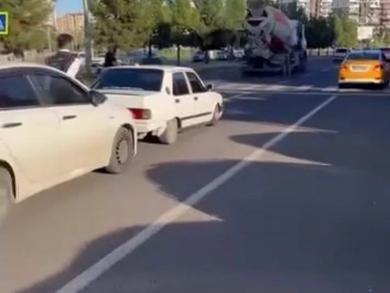 Diyarbakır’da Araç Kaputuna Oturup Iterek Ilerlediler2