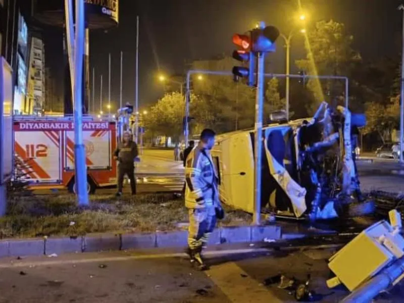 Diyarbakır’da Trafik Kazası Minibüs Devrildi, 4 Yaralı2