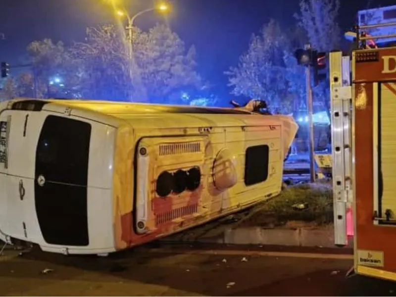 Diyarbakır’da Trafik Kazası Minibüs Devrildi, 4 Yaralı3