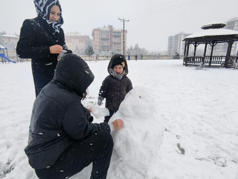 Mahalle Aralarında Kartopu Şenliği