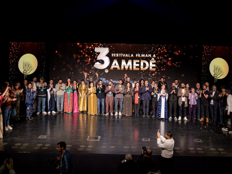 Alkışlarla Veda