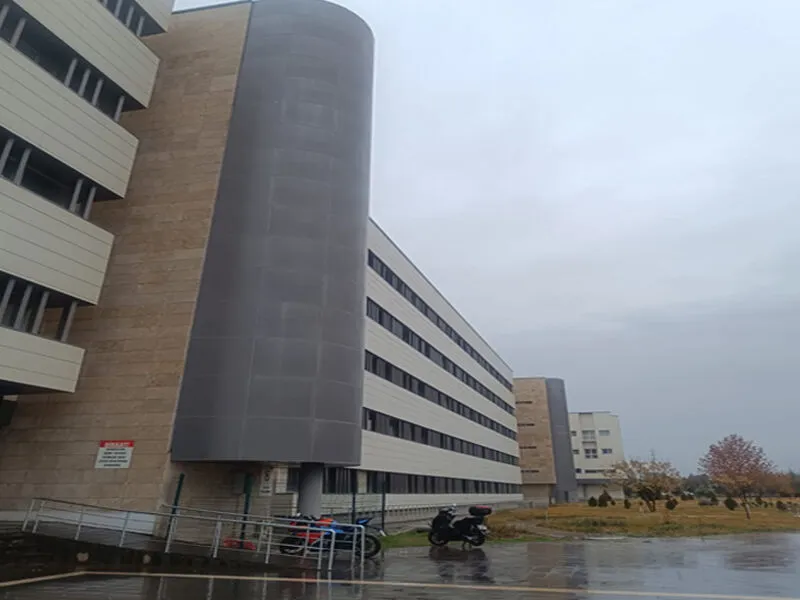 Dicle Üniversitesi’nde Şoke Eden Durum Öğrenciler Soğukta Ders Görüyor2