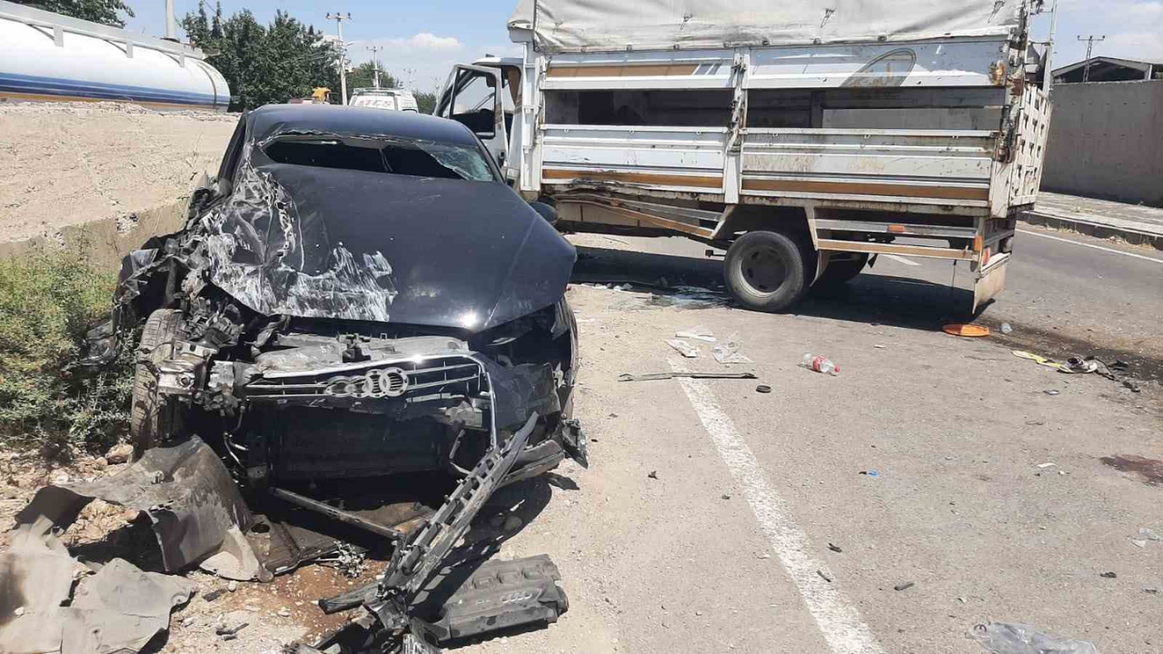 Diyarbakır’da Gece Yarısı Kaza Otomobil Ile Kamyonet Çarpıştı, 3 Yaralı