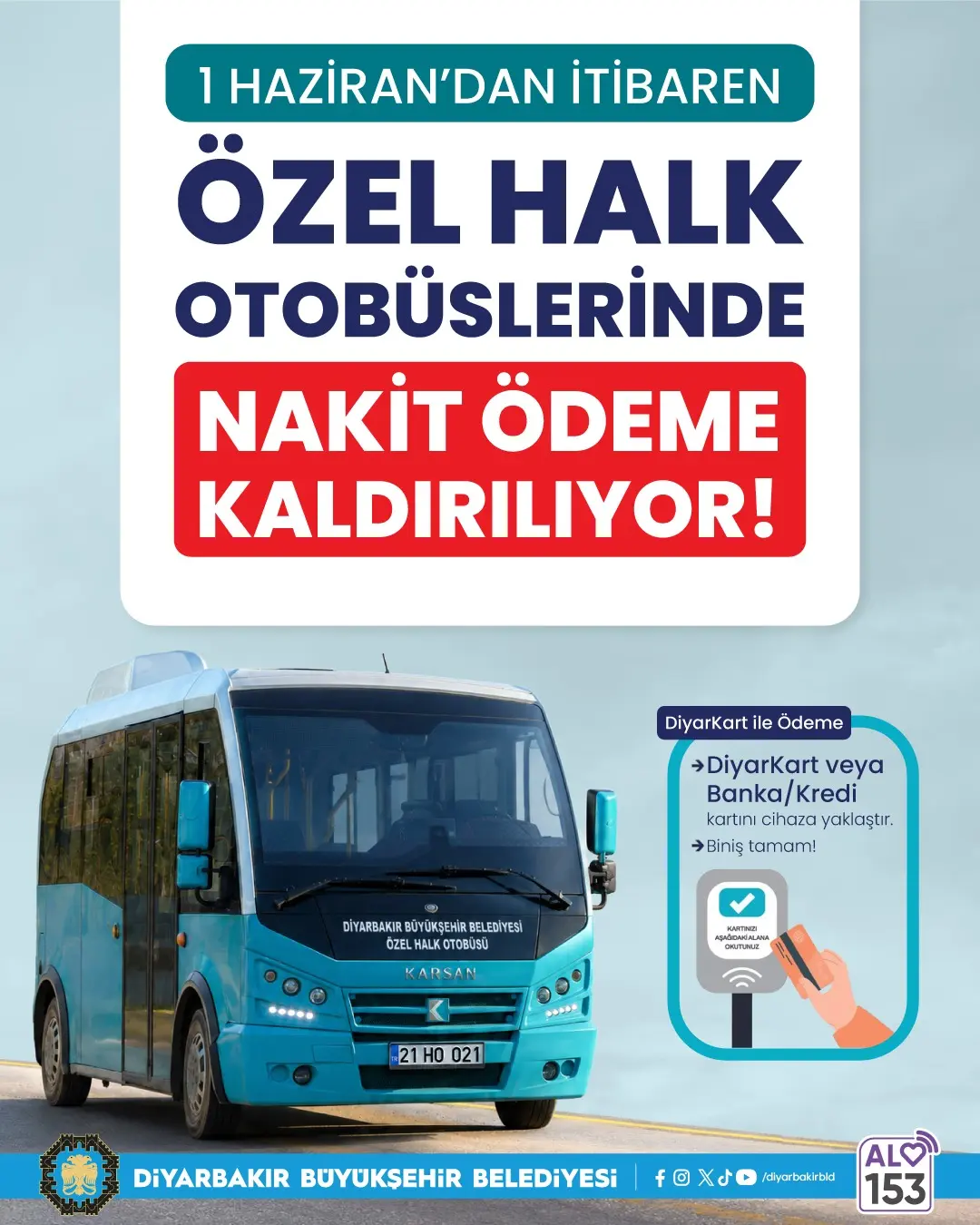 Açık mavi arka planlı afişte “1 Haziran’dan itibaren özel halk otobüslerinde nakit ödeme kaldırılıyor” yazısı yer alıyor. Alt bölümde turkuaz renkli bir otobüs görseli bulunuyor. Sağ tarafta kartın cihaza okutulmasını gösteren çizim ve “DiyarKart veya banka/kredi kartını cihaza yaklaştır” açıklaması yer alıyor.