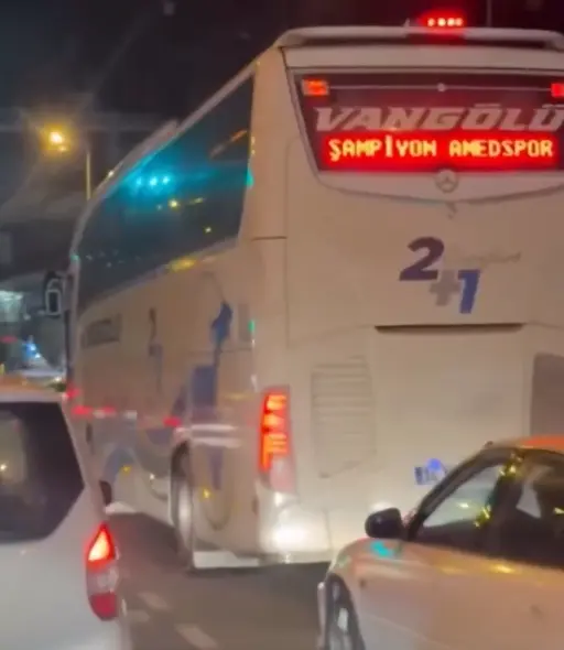 Trabzon'da "Amedspor" gerginliği: Otobüsün önünü kestiler! - Mücadele Gazetesi