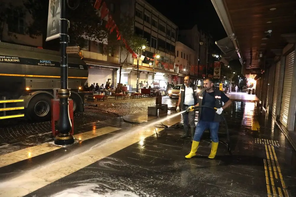 Sur’un tarihi sokaklarında gece mesaisi: Temizlik çalışmaları sürüyor 9